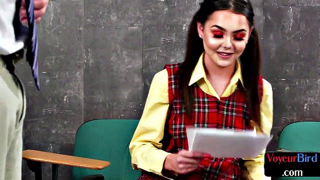 студентка изводит похотливую преподавательницу после пары