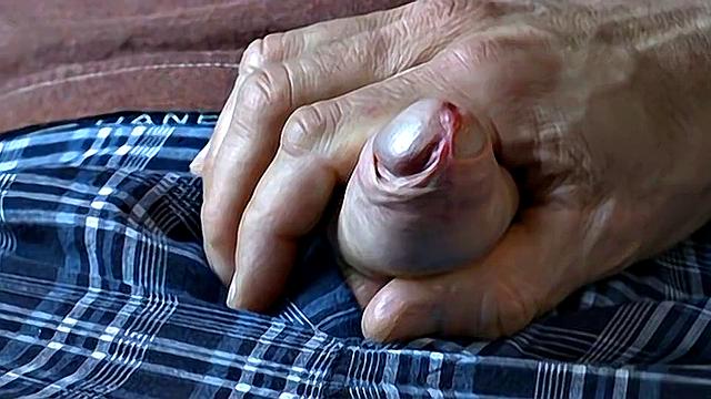 Кёртц дрочит свой толстый член и выжимает до капли