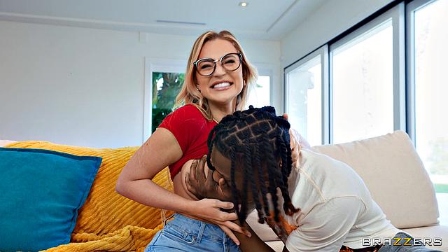 блондинка клеит третий сосок и трахает парня с его соседом