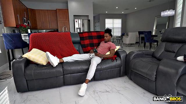 пока брат дрочит у двери, две подруги вмиг раздеваются и начинают жарить его