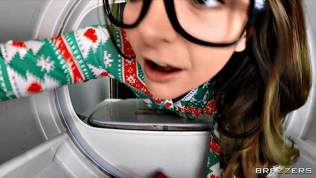 Мая Фаррелл и Афтен Опал застряли в стирке и сразу трахнуты Ван Вайлдом через жопу в пижамах с клапаном - жаркое групповое развлечение в прачечной и гостиной с бельем и страстью.