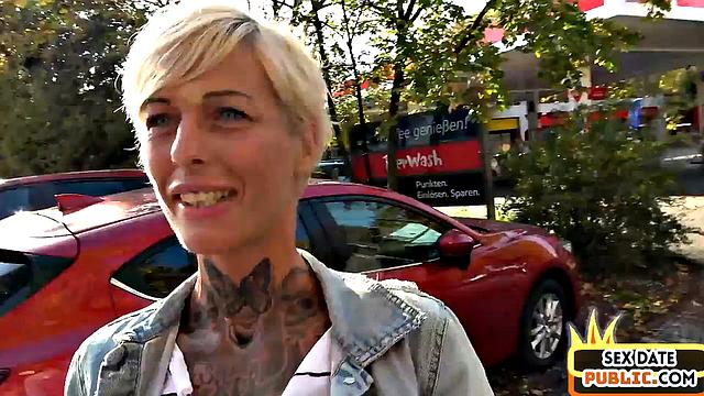 MILF deepthroating outdoors