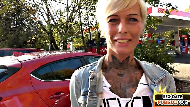 MILF deepthroating outdoors