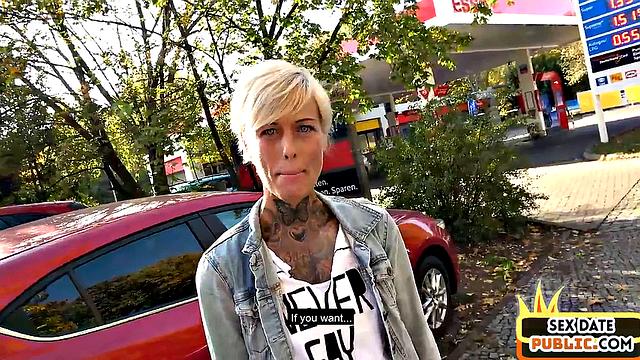 MILF deepthroating outdoors