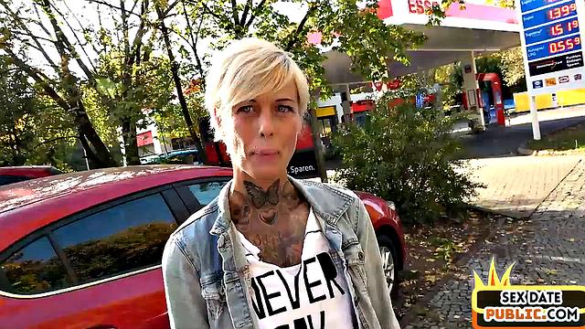 MILF deepthroating outdoors