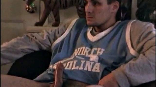 Парень Тони дрочит за деньги перед мужчиной, гей видео.