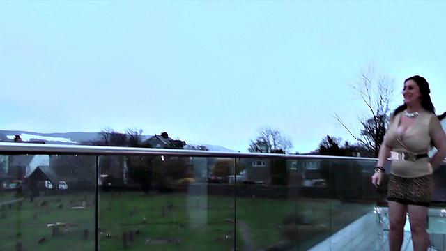 A creampie for British divorcee