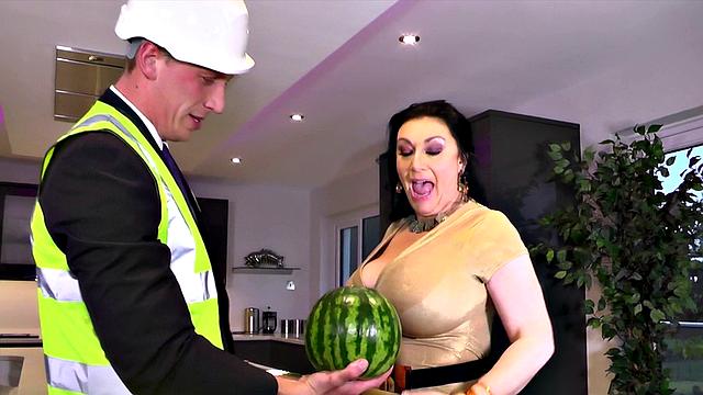 британская зрелая Сабрина-Джейд получает глубокий кремпай на кухне