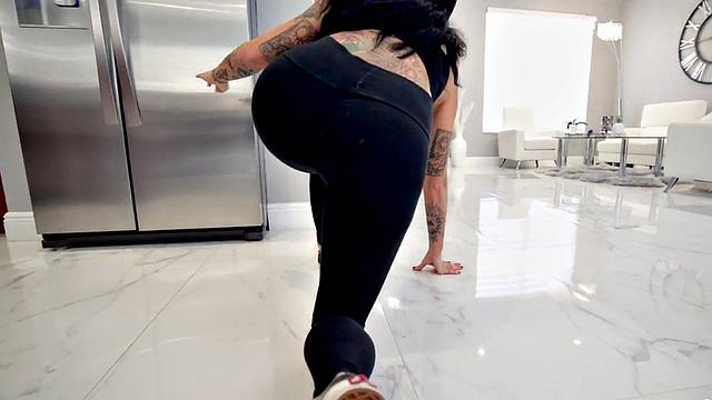 Curvy thief with a bald pussy sucks and rides before stealing