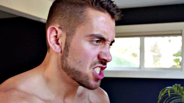 подкачанный красавчик жёстко трахает худого и доводит до мощного оргазма