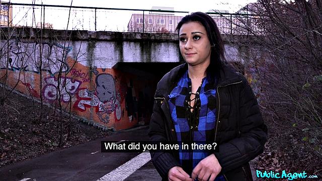 Клаудия Даймонд сосёт за деньги и получает жёсткий секс от Джейсона X в спальне