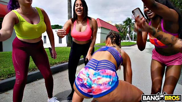 Kelsi Twerks On Cock