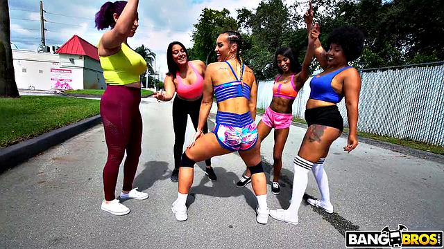 Kelsi Twerks On Cock