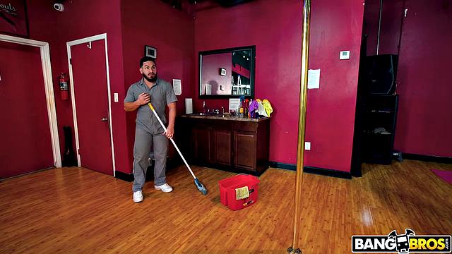 Kelsi Twerks On Cock