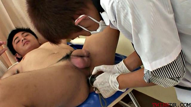 Amateur asian analrides his horny doc