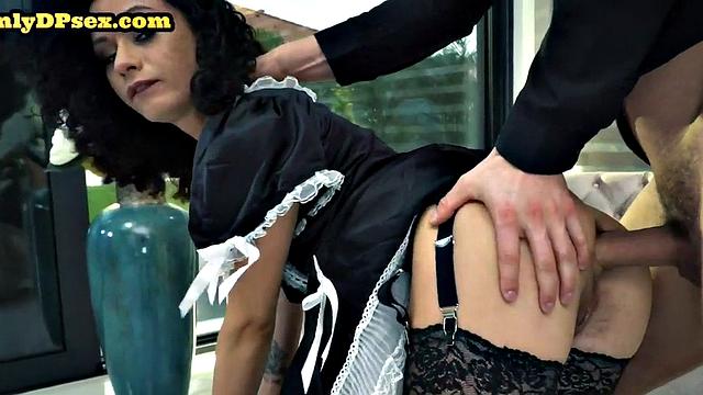 горячая горничная в чулках получает двойной анал втроём