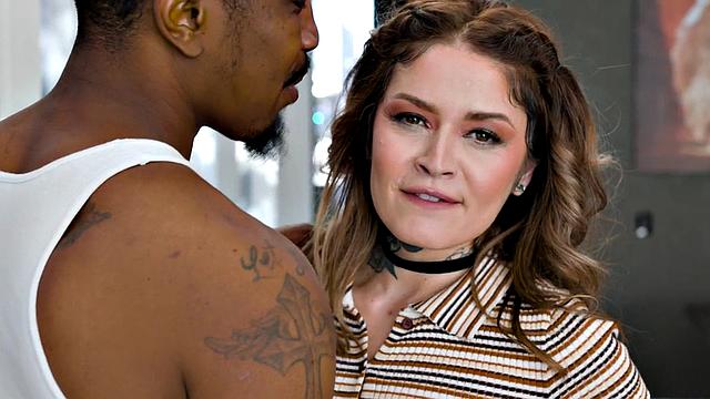 татуированная красотка стонет от страсти с черным парнем