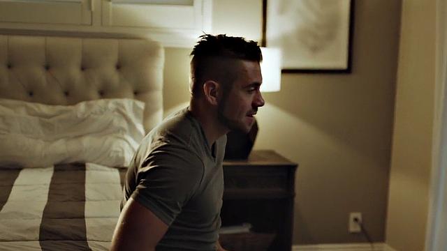 брюнетка-нимфоманка получает жёстко в узкую киску