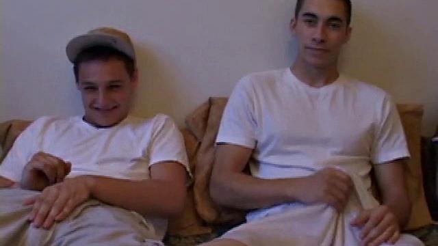 леви дэвис и друзья устраивают жаркую тройку на кровати