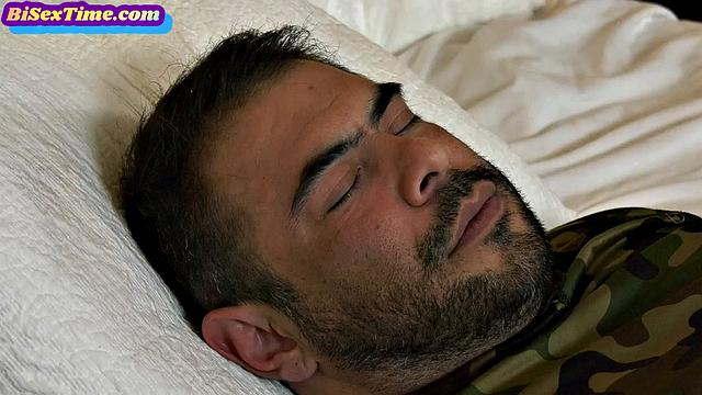 Блондинка с татуировкой лижет киску подруге и сосет член в тройничке с парой взрослых друзей.