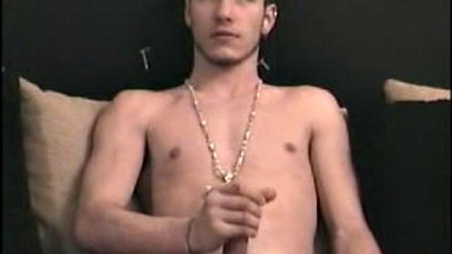 смотри, как он дрочит и кончает на камеру