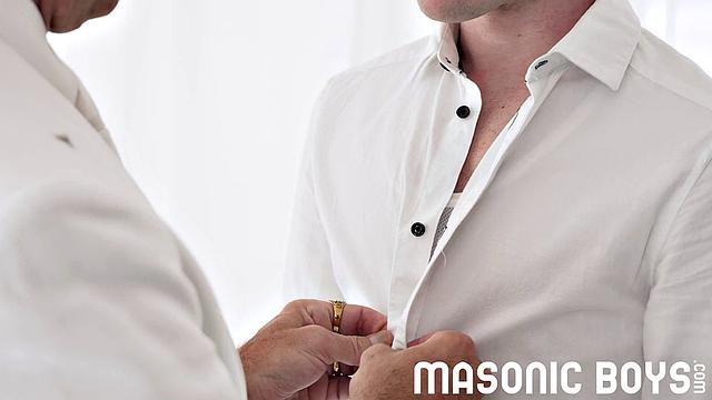 Джеймс не сдерживается и сдается страсти на посвящении