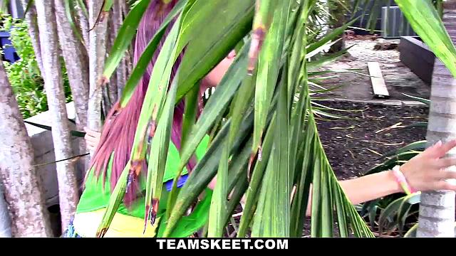 Кайли Джей у бассейна: жрет печенье, сосет хуй и не жалуется