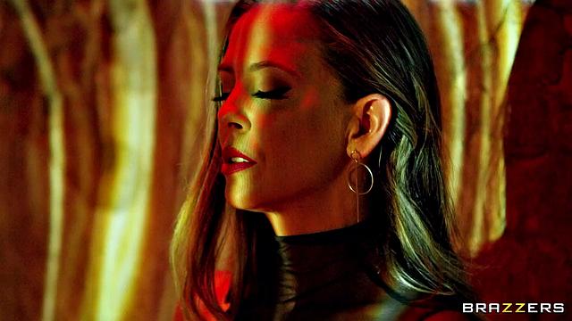 Черри Девиль соблазняет в темноте: страстный анал и глубокий минет от зрелой красотки в латексе и сапогах.