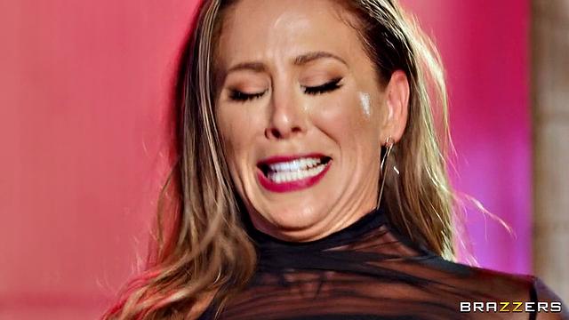 Черри Девиль соблазняет в темноте: страстный анал и глубокий минет от зрелой красотки в латексе и сапогах.