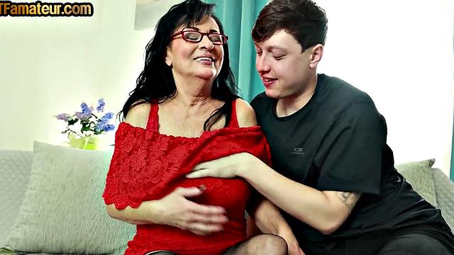 волосатая зрелая с большими сиськами разносит молодого любовника в чулках