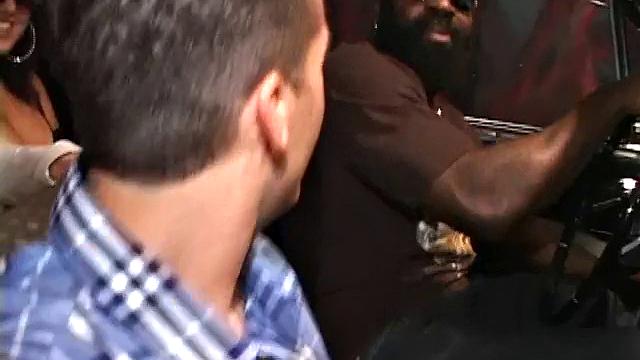 Брюнетка на каблуках и подруга трахаются с большим членом втроём