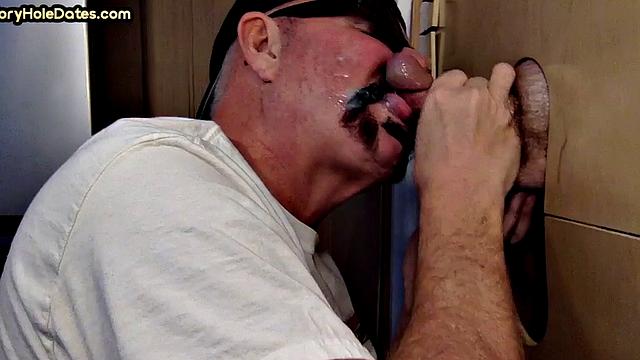 зрелый мужик сосёт в глори-холе и глотает сперму