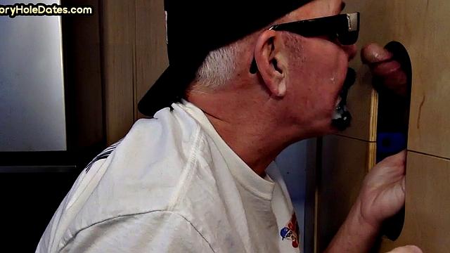 Gloryhole DILF takes load in mouth after sucking