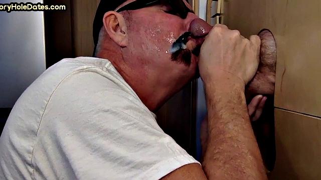 Gloryhole DILF takes load in mouth after sucking