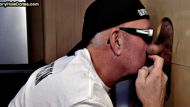 Gloryhole DILF takes load in mouth after sucking