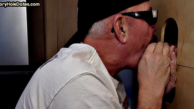 Gloryhole DILF takes load in mouth after sucking