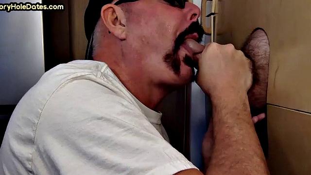 Gloryhole DILF takes load in mouth after sucking