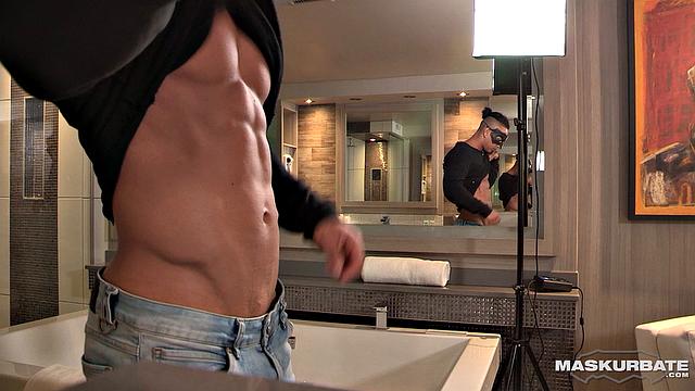 Maskurbate - Muscly Stud Shows Off Cock