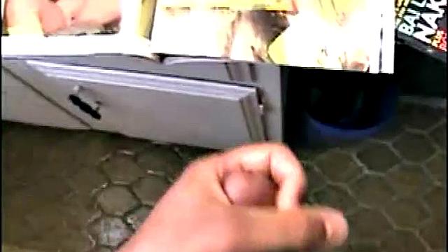 Захар строит из себя гетеро, но от минета не отказывается