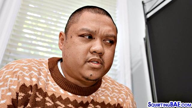 Девушка с большой жопой сосёт и катается на двух членах в тройке.