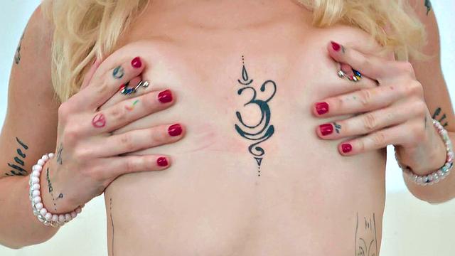 Throated - Juicy Barbie Is Addicted To Sucking Cock