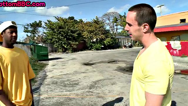 чёрный парень с пирсингом трахается на улице после знакомства