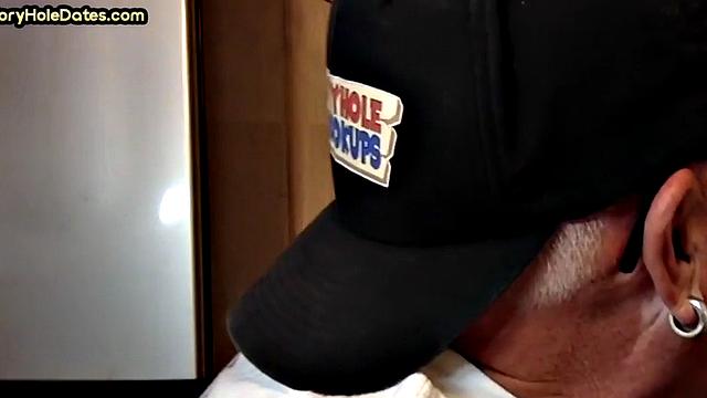 смотри, как зрелый мужик сосёт и глотает у дырки