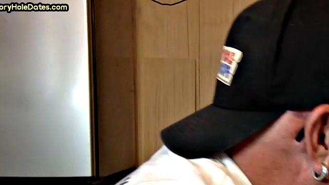 смотри, как зрелый мужик сосёт и глотает у дырки