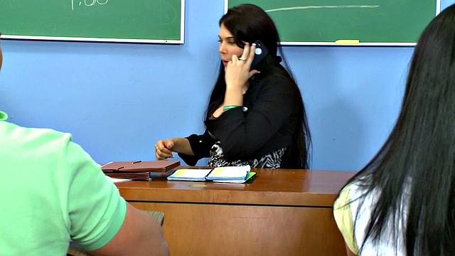 похотливая брюнетка сосёт и ловит сперму на лицо