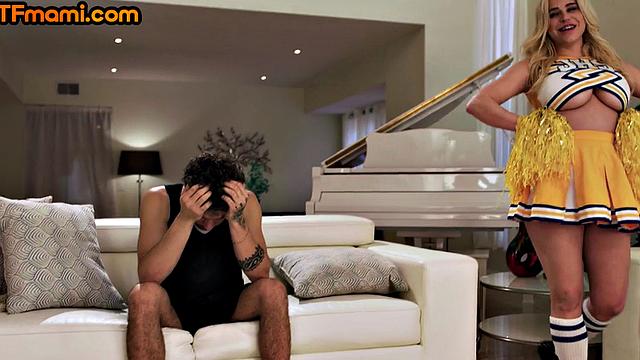 похотливая мачеха с большой жопой выгнулась для ебли с пасынком