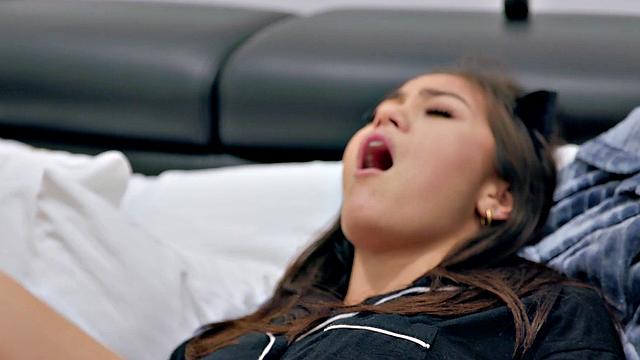 блондинка-латиноамериканка в очках попала в плен к развратным подругам