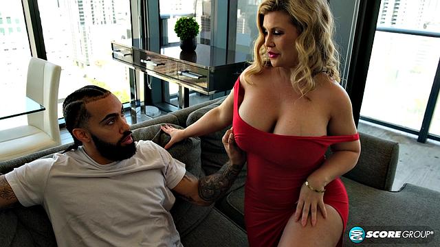 зрелая мачеха делает минет и ловит сперму на лицо