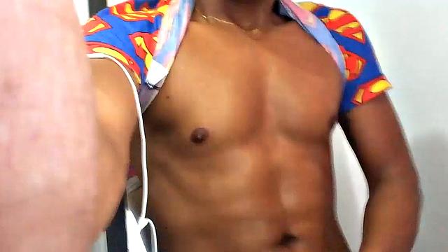 Джейсон Бен дрочит толстый член, играет с игрушкой и заливает спермой