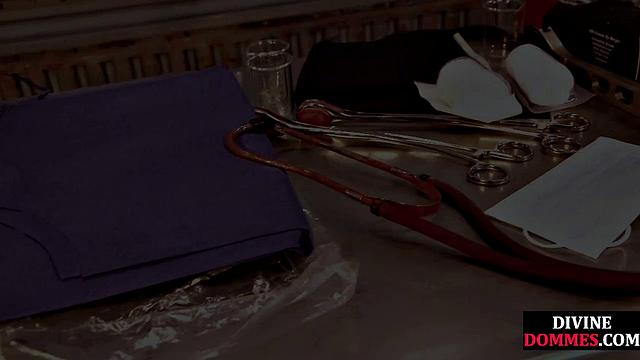 Classy domina facesitting on loser